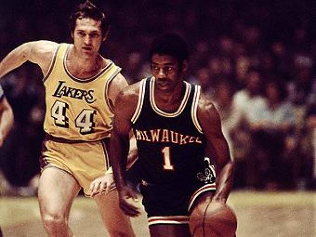 足坛一夜动态：巴西官宣主帅下课！曼联8人大清洗 名记辟谣梅罗同队